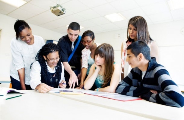 Contratar jóvenes estudiantes puede ayudarte a encontrar buenas ideas y empleados talentosos a un costo muy bajo. Foto:trabajarporelmundo.org