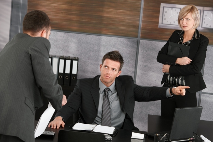 Un jefe práctico no teme sentarse cara a cara delante de un trabajador y comunicarle su baja en la presente empresa. Foto:estenio.com.mx