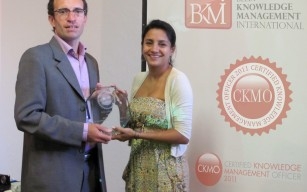 Pablo Belly entregando el premio KM Awards a Incauca | Fuente: BKMI