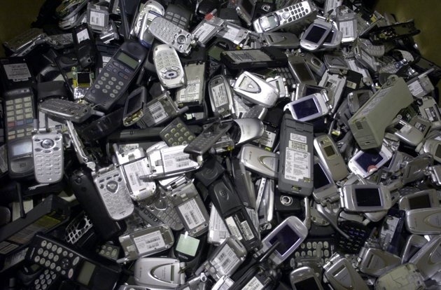 Los teléfonos son de los objetos que mejor se aprovechan en las labores de reciclaje. Foto:l1.yimg.com
