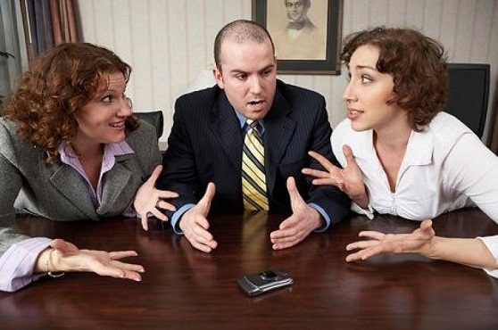 Evita la tendencia de ponerte del lado de un empleado en contra de otro. Foto:senderosparatrascender.com