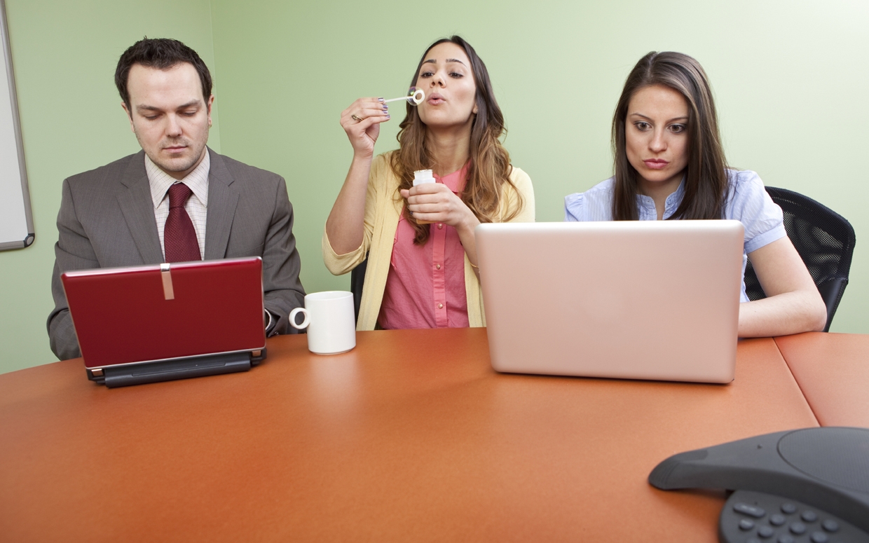 Hay compañeros de trabajo que pueden ser de mala influencia en la oficina. Foto:condenast.com